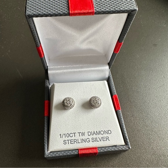 New Sterling Silver Stud Earrings - Picture 1 of 3